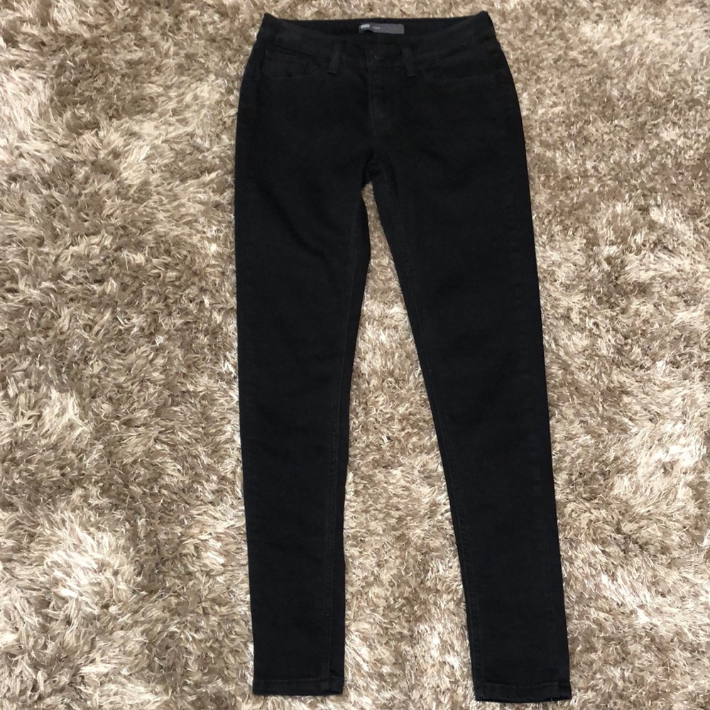 Black Levi’s legging style jeans